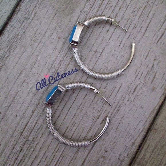 🎀 3 x $15: (NWOT) Hoop Earrings - Picture 3 of 5